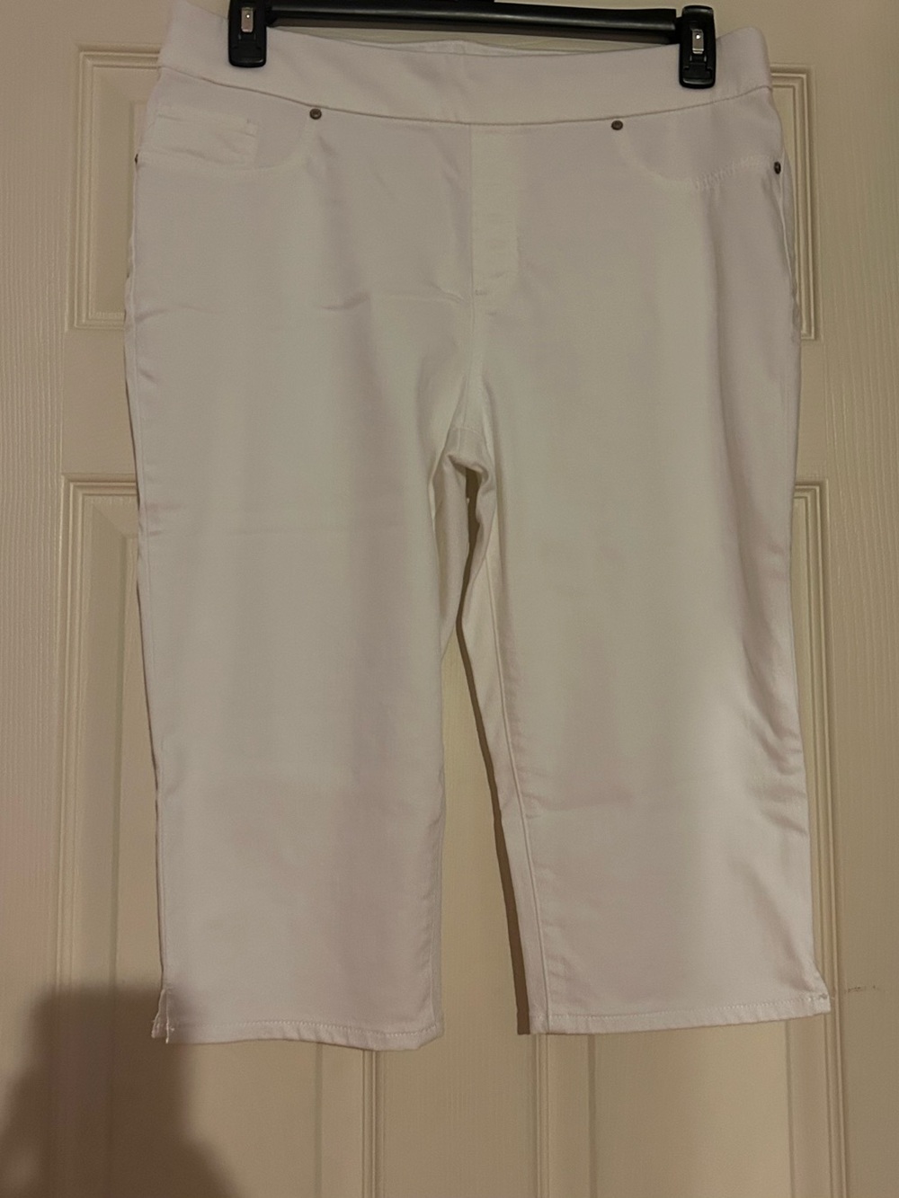 Chico's White Pull-On Bermuda Capri Shorts